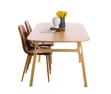 Beyaz arka planda vazoları ve sandalyeleri olan yemek masası.