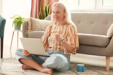 Güzel olgun kadın videosu evde sohbet ediyor.