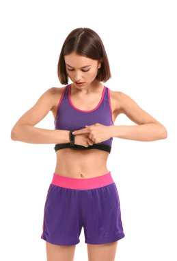 Sportif bayan koşucu beyaz arkaplanda nabzı kontrol ediyor