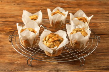 Ahşap arka planda lezzetli ıspanaklı kekler.