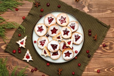 Tabakta lezzetli Linzer kurabiyeleri var.