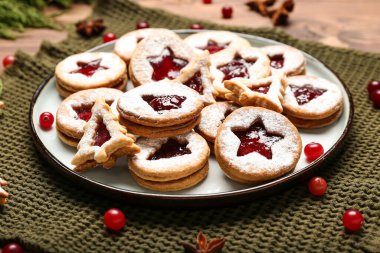 Tabakta lezzetli Linzer kurabiyeleri var.