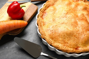 Lezzetli tavuklu yemek ve siyah arka planda sebze, yakın plan.