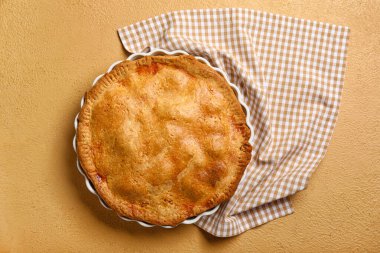 Bej arka planda lezzetli tavuklu turta pişirme.