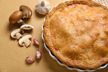 Bej arka planda lezzetli tavuklu turta pişirme, yakın plan.