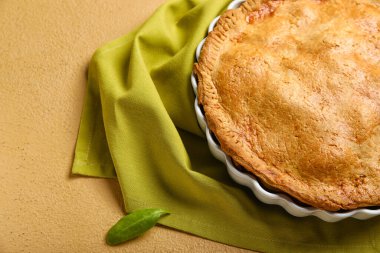 Bej arka planda lezzetli tavuklu turta pişirme, yakın plan.