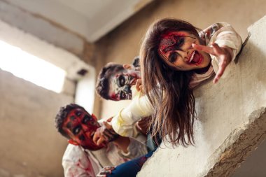 Mahvolmuş binada korkunç zombiler