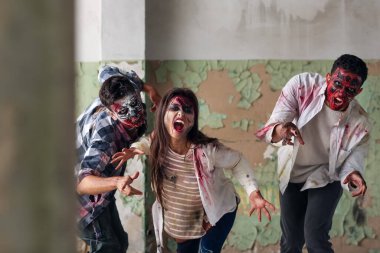 Mahvolmuş binada korkunç zombiler