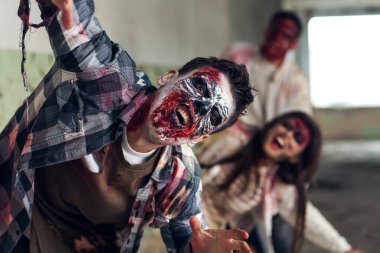 Mahvolmuş binada korkunç zombiler