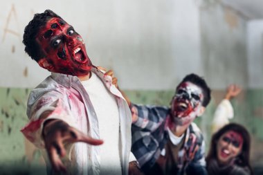 Mahvolmuş binada korkunç zombiler
