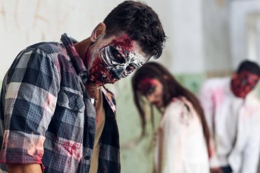 Mahvolmuş binada korkunç zombiler