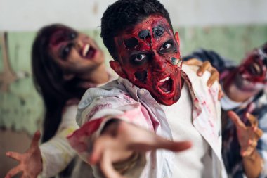 Mahvolmuş binada korkunç zombiler