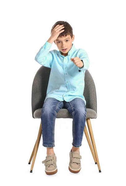 Geschokt Jongetje Met Denkbeeldig Stuurwiel Zittend Stoel Witte Achtergrond — Stockfoto