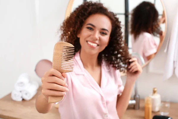 Jeune Femme Afro Américaine Avec Peigne Bois Dans Salle Bain — Photo