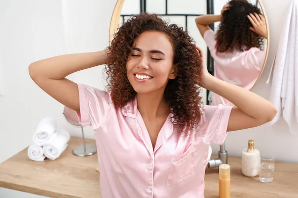 Young African American Woman Healthy Hair Bathroom — Stock Photo, Image