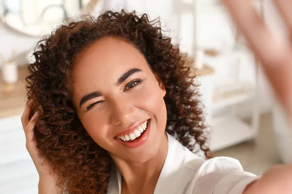 Jeune Femme Afro Américaine Aux Cheveux Sains Prenant Selfie Dans — Photo