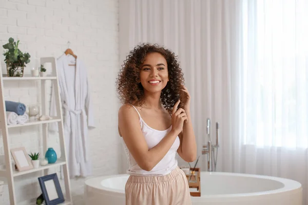 Young African American Woman Healthy Hair Bathroom — Stock Photo, Image