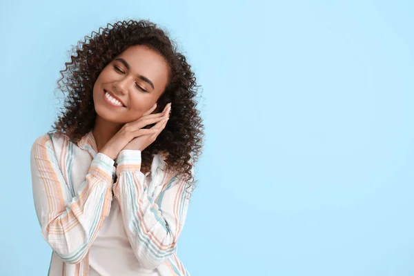 Junge Afroamerikanerin Mit Gesunden Haaren Auf Blauem Hintergrund — Stockfoto