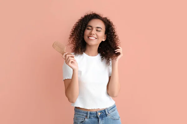 Young African American Woman Comb Pink Background — Stock Photo, Image