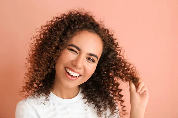 Jonge Afro Amerikaanse Vrouw Met Gezond Haar Roze Achtergrond — Stockfoto