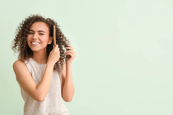 Joven Mujer Afroamericana Peinándose Pelo Sobre Fondo Verde — Foto de Stock