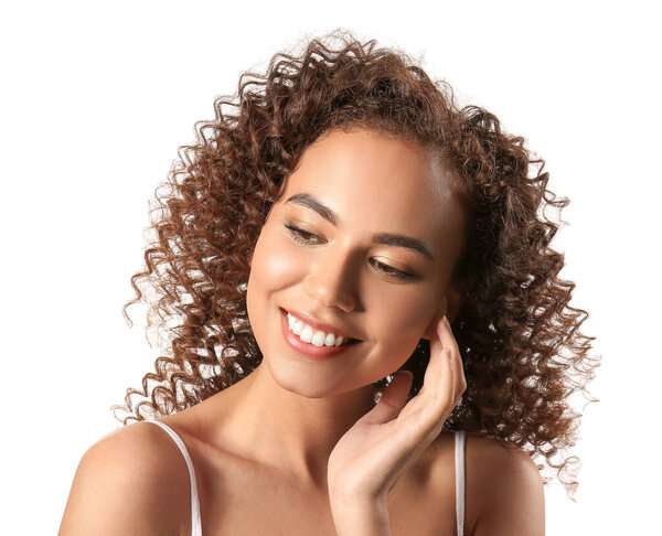 Молодая афроамериканка со здоровыми волосами на белом фоне