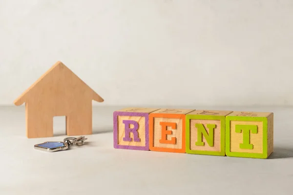 Casa Madeira Com Palavra Rent Chave Sobre Fundo Branco — Fotografia de Stock