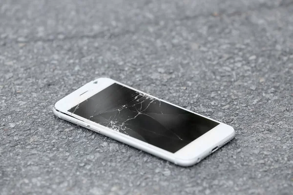 Пошкоджений Мобільний Телефон Тротуарі Відкритому Повітрі Крупним Планом — стокове фото