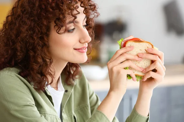 Jolie Jeune Femme Avec Sandwich Savoureux Dans Cuisine Gros Plan — Photo