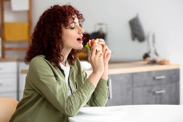 Mujer Bastante Joven Comiendo Sabroso Sándwich Mesa Cocina — Foto de Stock