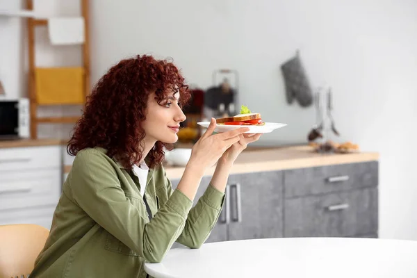 Mujer Bastante Joven Sosteniendo Plato Con Sabroso Sándwich Mesa Cocina —  Fotos de Stock