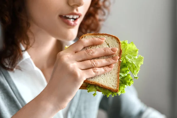 Young Businesswoman Eating Tasty Sandwich Office Closeup — Stock Photo, Image