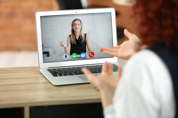 Jonge Vrouw Video Chatten Met Manager Thuis — Stockfoto