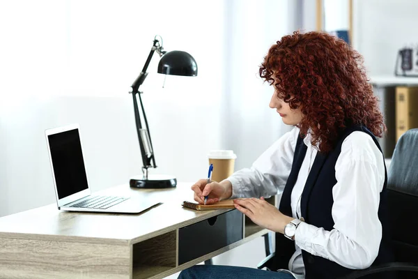 Mujer Joven Escribiendo Notas Durante Entrevista Trabajo Línea Casa — Foto de Stock