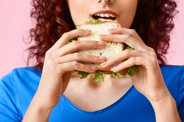 Jonge Vrouw Eten Smakelijk Sandwich Roze Achtergrond Closeup — Stockfoto