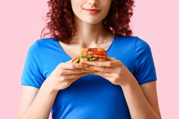 Giovane Donna Con Gustoso Panino Sfondo Rosa Primo Piano — Foto Stock