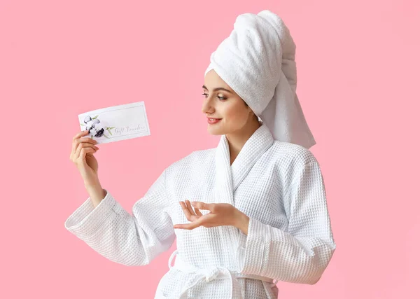 Pretty Young Woman Bathrobe Showing Gift Voucher Pink Background — Stock Photo, Image