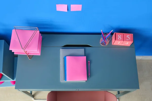 Moderner Schreibtisch Mit Schreibwaren Der Nähe Der Blauen Wand — Stockfoto