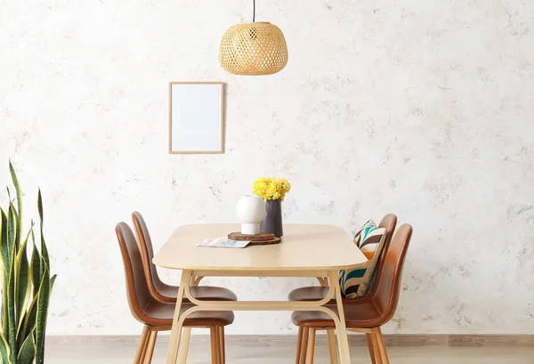 Table Manger Avec Des Fleurs Dans Vase Des Chaises Près — Photo