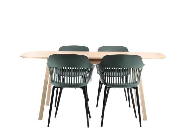 白い背景に現代的な椅子と空のダイニングテーブル — ストック写真