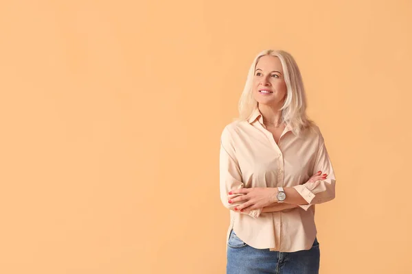 Mooie Volwassen Vrouw Licht Shirt Beige Achtergrond — Stockfoto