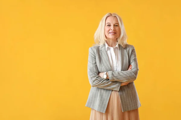 Hermosa Mujer Madura Chaqueta Rayas Sobre Fondo Amarillo — Foto de Stock