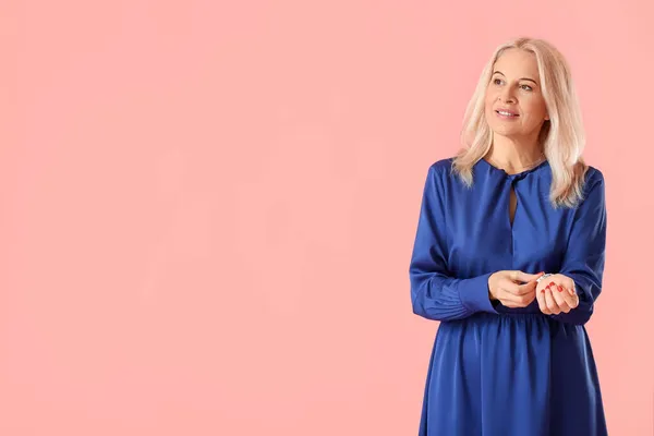 Hermosa Mujer Madura Vestido Azul Sobre Fondo Rosa —  Fotos de Stock