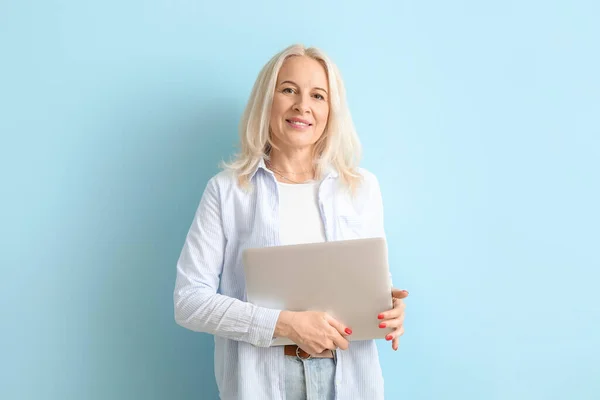 Beautiful Mature Woman Laptop Blue Background — Stock Photo, Image