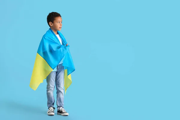 Niño Africano Con Bandera Ucraniana Sobre Fondo Color — Foto de Stock