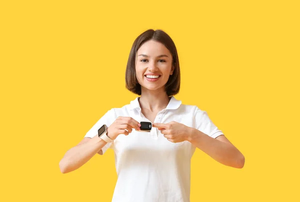 Sporty Young Woman Pulse Oximeter Color Background — Stock Photo, Image