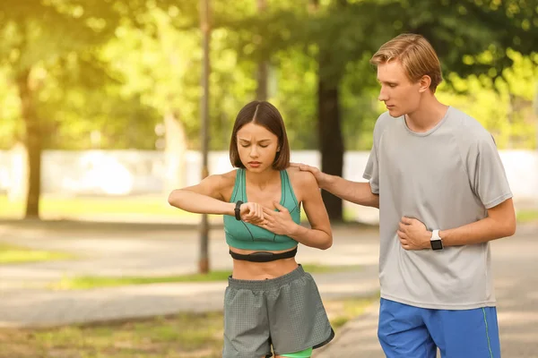 Deportiva Pareja Joven Comprobando Pulso Aire Libre — Foto de Stock