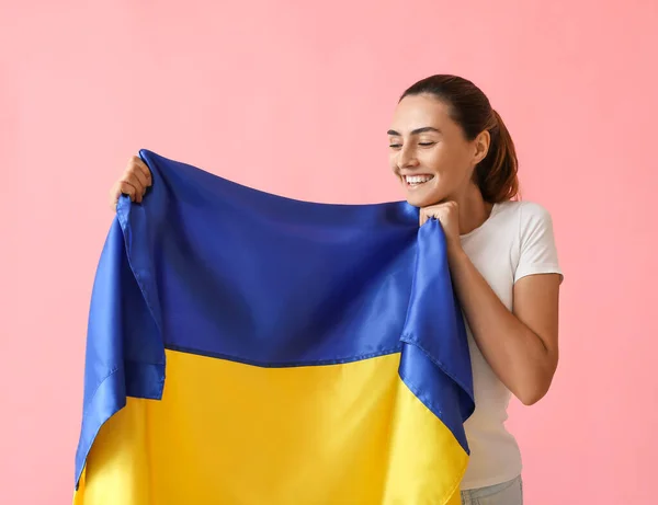 Mujer Joven Feliz Con Bandera Ucraniana Sobre Fondo Color — Foto de Stock