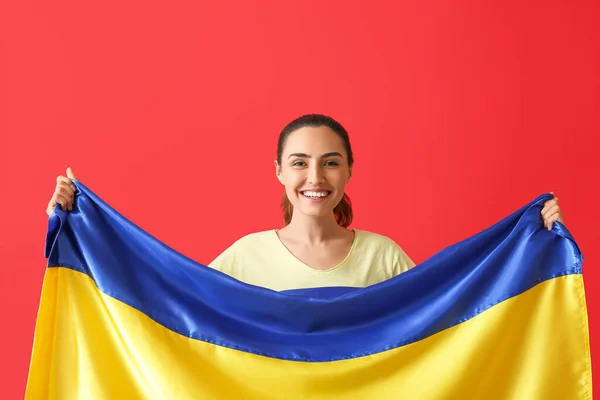 Счастливая Девушка Украинским Флагом Цветном Фоне — стоковое фото