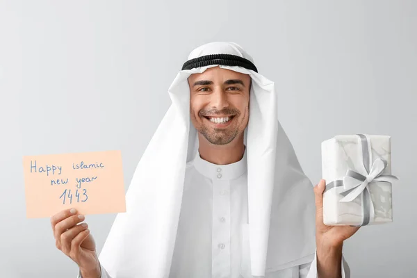 Junger Muslimischer Mann Mit Geschenk Und Grußkarte Zum Islamischen Neujahr — Stockfoto